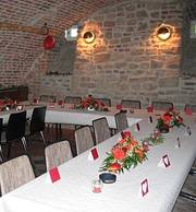 Gedeckte Tische im Weinkeller von Schloß Burgau.