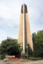 Das Foto zeigt den Glockenturm der Christuskirche.