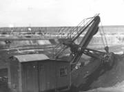 Das historische Foto zeigt einen Braunkohlebagger im Tagebau bei Lucherberg in den 1950er-Jahren.